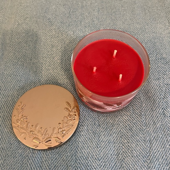 White Barn Frosted Cranberry Candle - Festive Red and Gold - Picture 2 of 2